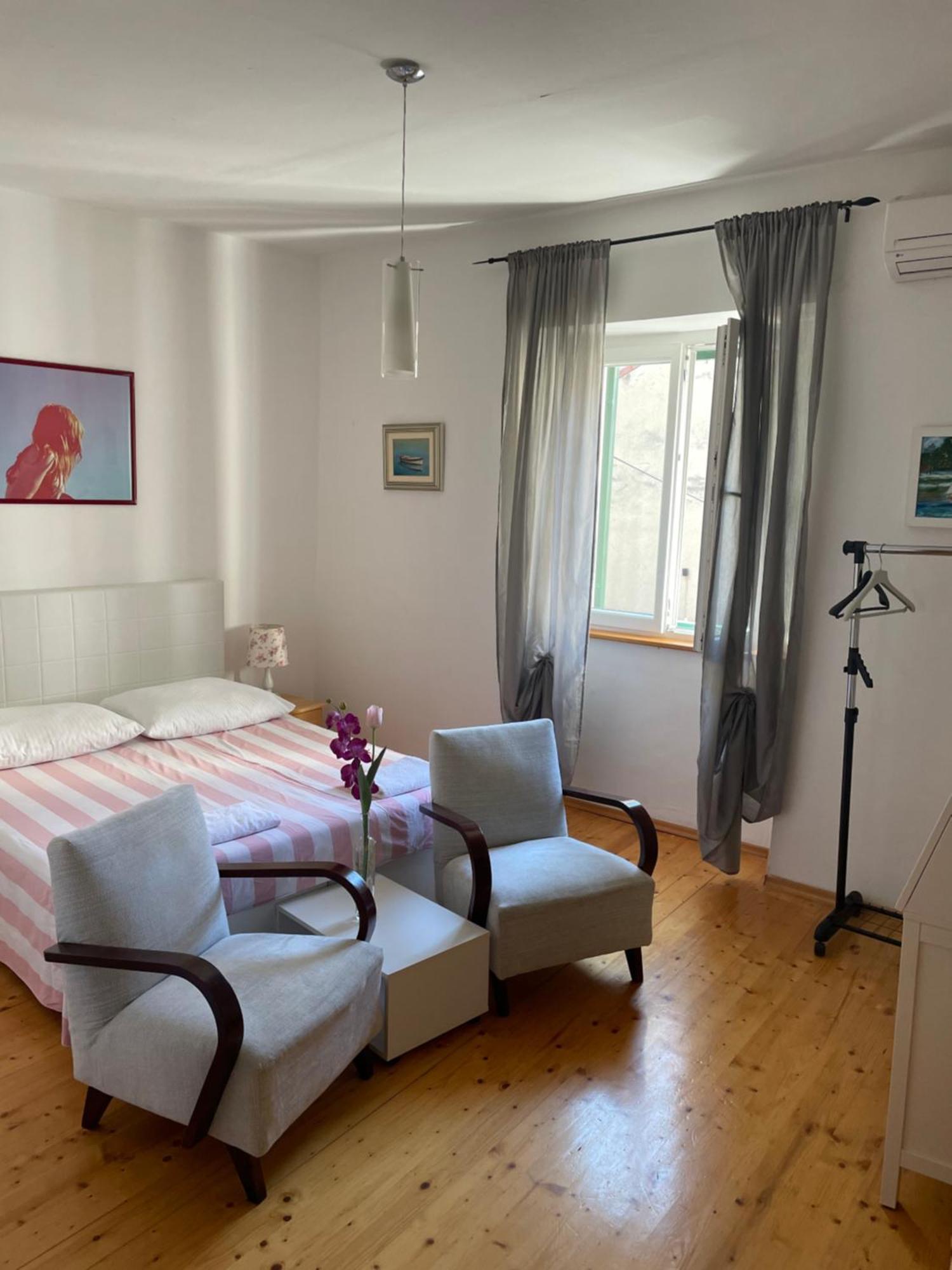 Apartments And Rooms Ille ชิเบนิก ภายนอก รูปภาพ