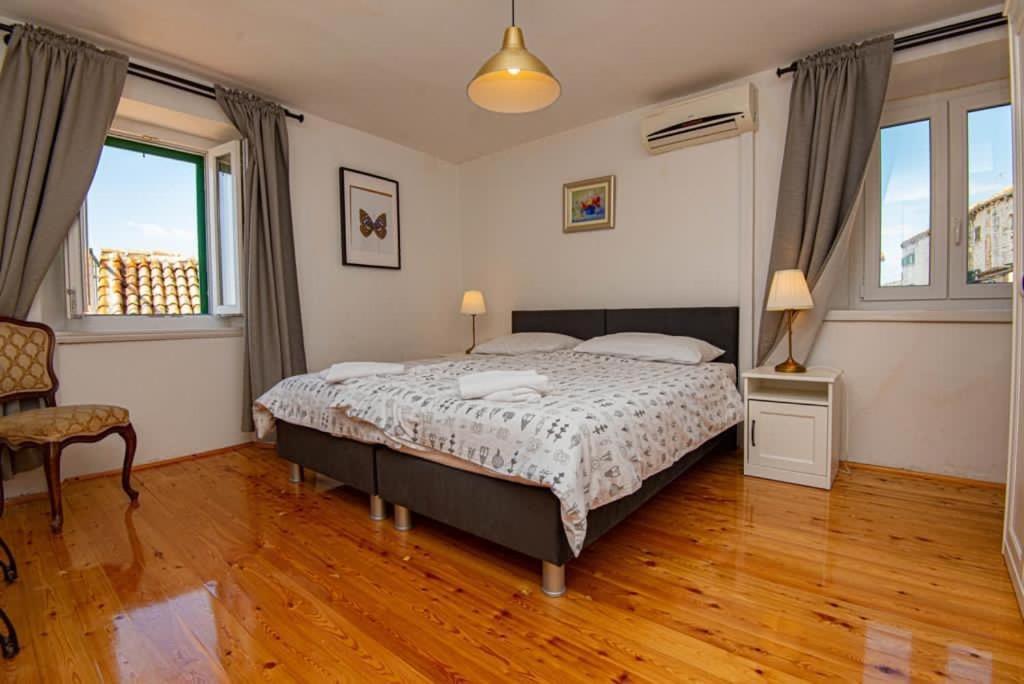 Apartments And Rooms Ille ชิเบนิก ภายนอก รูปภาพ