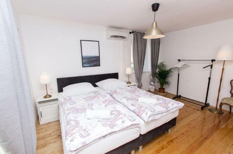 Apartments And Rooms Ille ชิเบนิก ภายนอก รูปภาพ