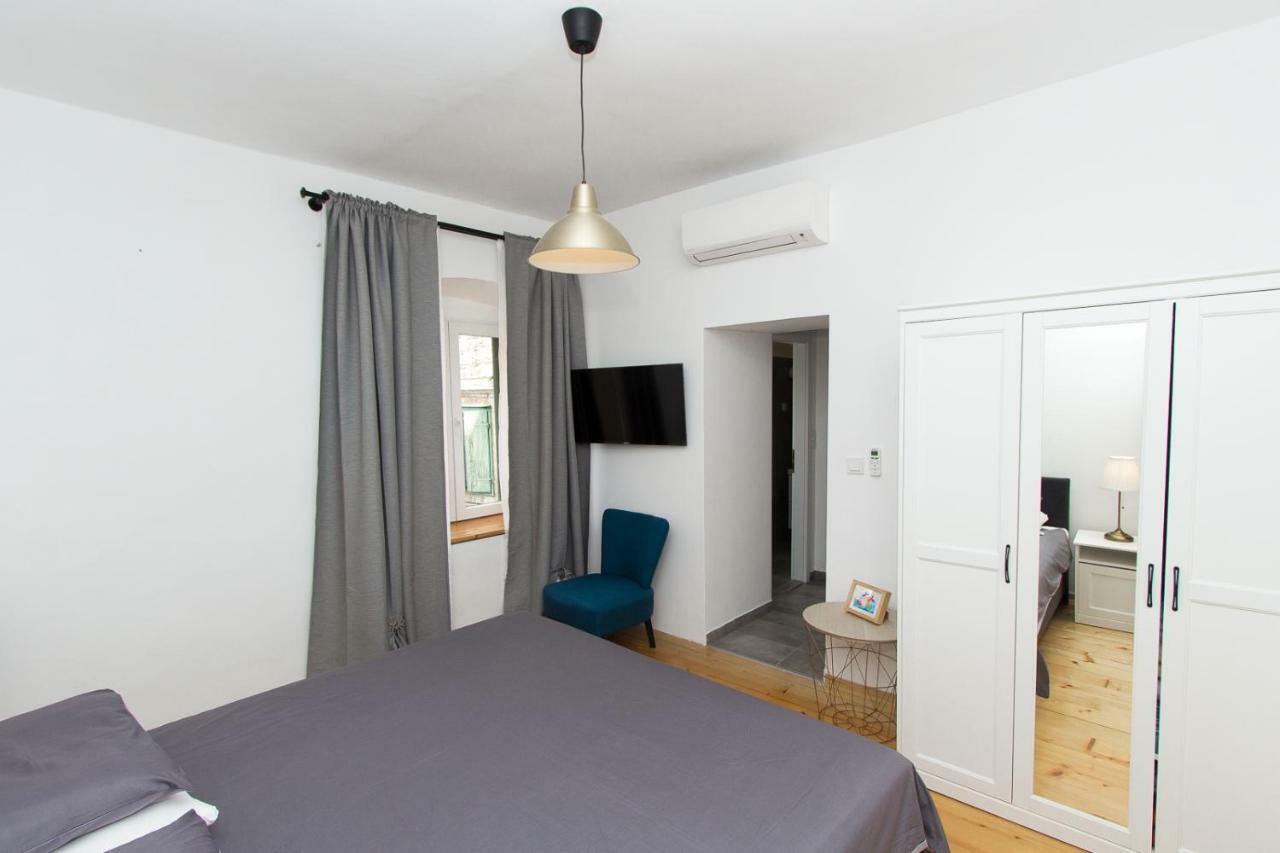 Apartments And Rooms Ille ชิเบนิก ภายนอก รูปภาพ